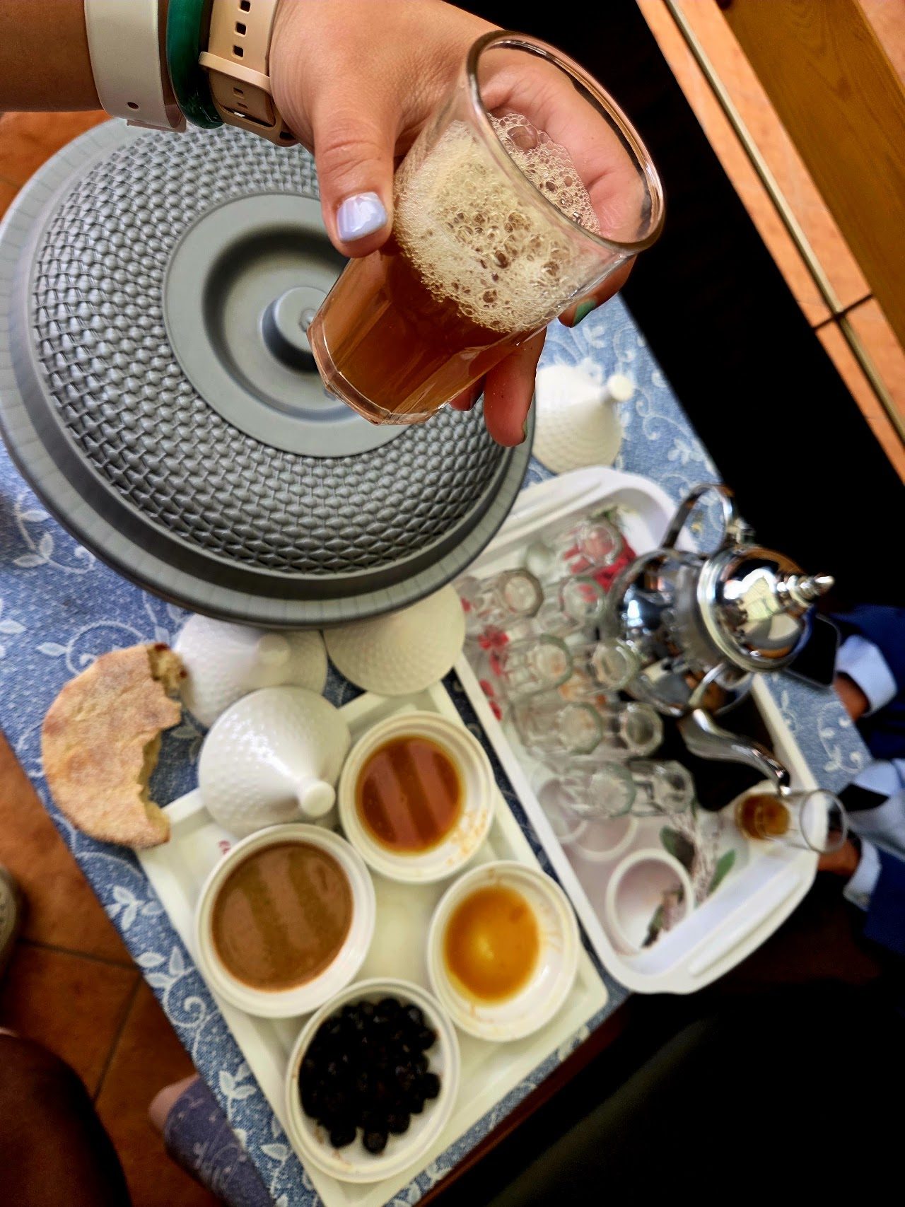 Plateau de thé à la menthe marocain avec verres et pâtisseries servi après la balade