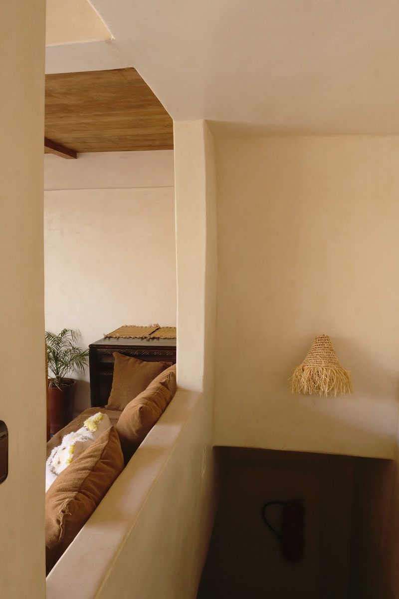 Recoin d’escalier intérieur avec applique chaleureuse