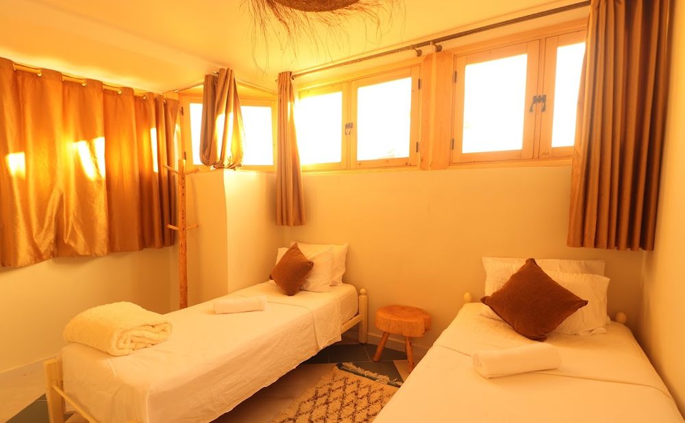 Chambre twin avec deux lits simples et lumière chaleureuse